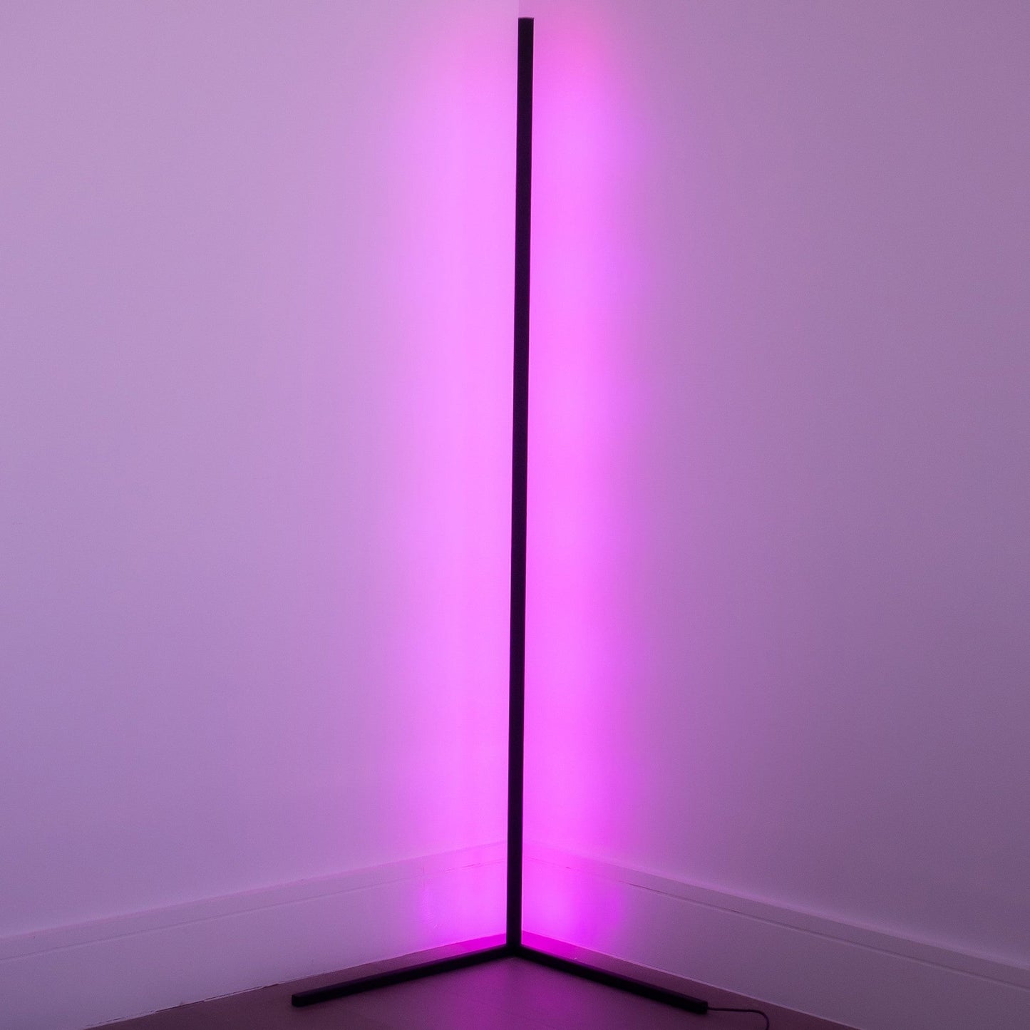 Schlanke LED Ecklampe, dimmbar, Wohnzimmer & Schlafzimmer