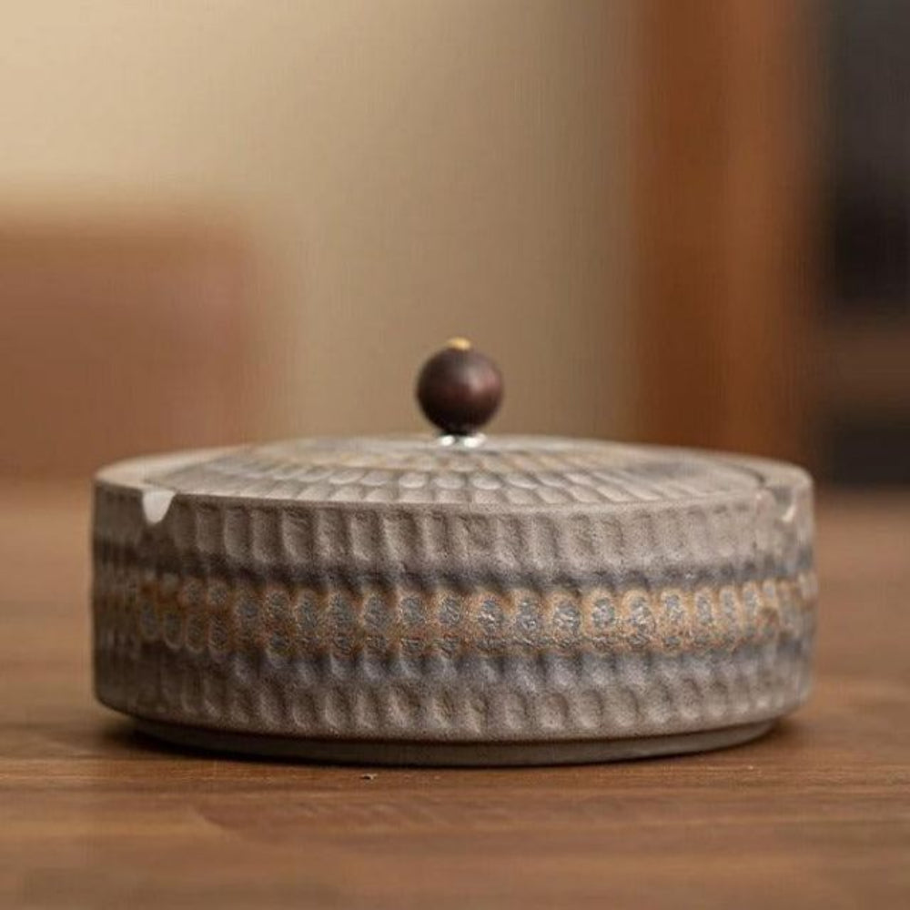 ZenFlame - Handgefertigter Aschenbecher aus Keramik mit Holzdeckel