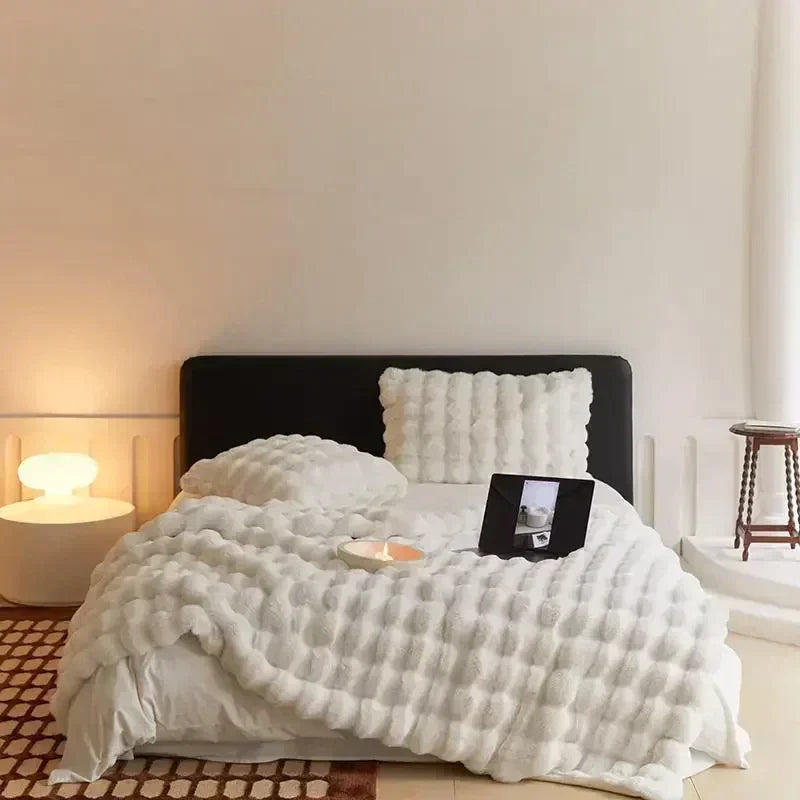 VeluLuxe – Tragbare Winter Kuscheldecke Kunstfell – Weich & stilvoll für Sofa & Reisen